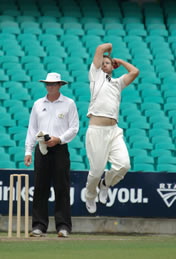 Daniel Vettori bowling