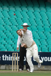 Daniel Vettori bowling