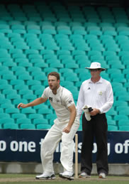 Daniel Vettori bowling