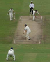 Daniel Vettori prepares to cover drive Moises Henriques